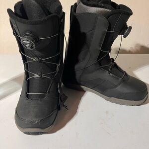 Black Snowboard Boots with Dial Closure